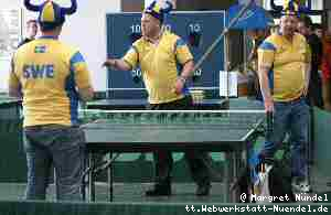 die schwedischen Fans spielen Tischtennis