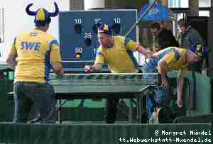 die schwedischen Fans spielen Tischtennis