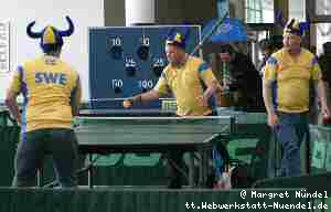 die schwedischen Fans spielen Tischtennis