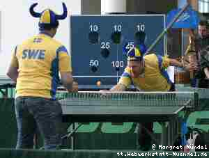 die schwedischen Fans spielen Tischtennis