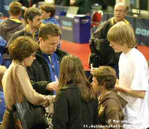 Jan-Ove Waldner schreibt Autogramme
