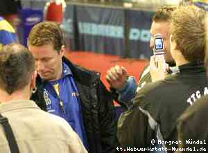 Jan-Ove Waldner schreibt Autogramme