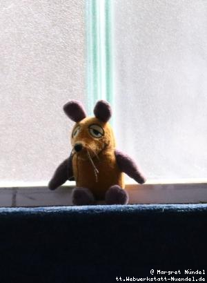 Maus auf dem Fenstersims