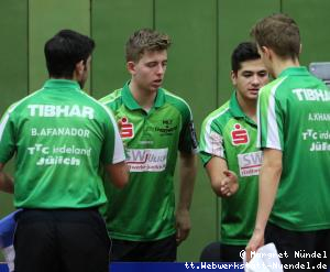 Tobias Rasmussen, Martin Allegro gratulieren Brian Afanador/Aliaksandr Khanin (J&uuml;lich)