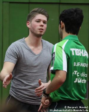 Lukas Kneier betreut Brian Afanador (J&uuml;lich)