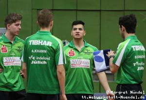 Tobias Rasmussen und Martin Allegro beraten Brian Afanador/Aliaksandr Khanin (J&uuml;lich)