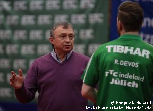 Trainer Miro Broda ber&auml;t Robin Devos (J&uuml;lich)