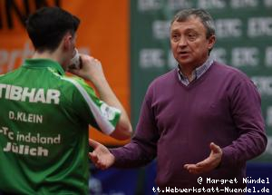 Trainer Miro Broda ber&auml;t Dennis Klein (J&uuml;lich)