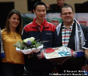 Wang Xi mit Abschiedsgeschenken