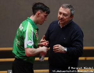 Trainer Miro Broda ber&auml;t Dennis Klein (J&uuml;lich)