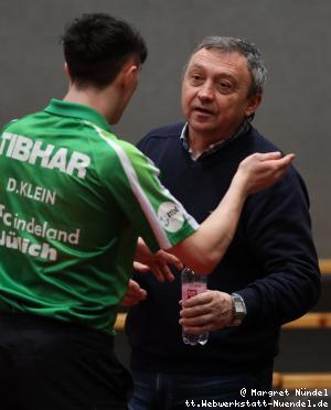 Trainer Miro Broda ber&auml;t Dennis Klein (J&uuml;lich)