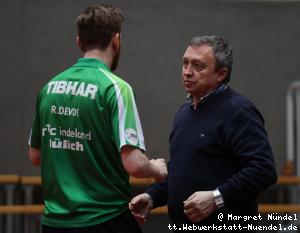 Trainer Miro Broda ber&auml;t Robin Devos (J&uuml;lich)