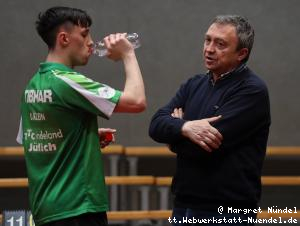 Trainer Miro Broda ber&auml;t Dennis Klein (J&uuml;lich)