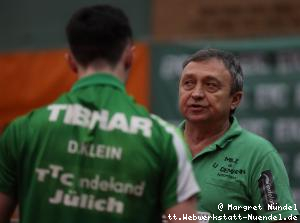Trainer Miro Broda ber&auml;t Dennis Klein (J&uuml;lich)