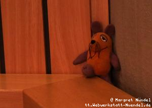 Maus sitzt in einer Ecke