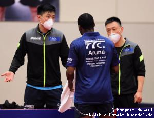 Fan Bo Meng und Trainer Qing Yu Meng beraten Quadri Aruna (Fulda-Maberzell)