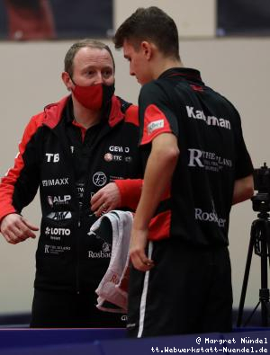 Trainer Tobias Beck ber&auml;t Lev Katsman (OE Bad Homburg)