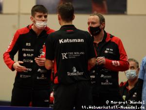 Rares Sipos und Trainer Tobias Beck beraten Lev Katsman (OE Bad Homburg)