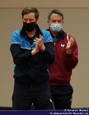 Auch Robin Devos und Physio Jan Wisberg feuern Ioannis Sgouropoulos an (Grenzau)