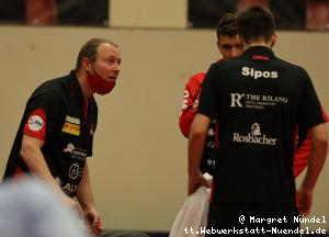 Trainer Tobias Beck und Lev Katsman beraten Rares Sipos (OE Bad Homburg)