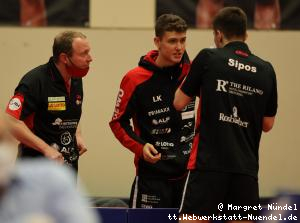 Trainer Tobias Beck und Lev Katsman beraten Rares Sipos (OE Bad Homburg)
