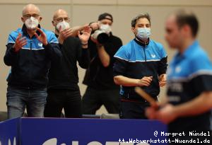 2. Vorsitzender Markus Str&ouml;her, 1. Vorsitzender Olaf Gstettner, Trainer Colin Heow ber&auml;t Ioannis Sgouropoulos (Grenzau)