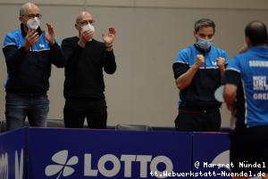 2. Vorsitzender Markus Str&ouml;her, 1. Vorsitzender Olaf Gstettner, Trainer Colin Heow ber&auml;t Ioannis Sgouropoulos (Grenzau)