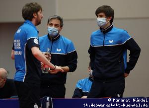 Trainer Colin Heow und Cristian Pletea beraten Robin Devos (Grenzau)