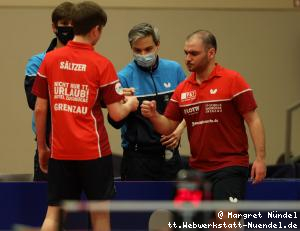 Cristian Pletea, Colin Heow beraten Tobias S&auml;ltzer und Ioannis Sgouropoulos (Grenzau)