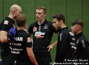 Laurens Tromer, Florian Cnudde und Kas van Oost beraten Ewout Oostwouder/Marc Preuss (J&uuml;lich)