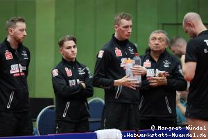 Robin Devos, Kas van Oost, Laurens Tromer und Miro Broda beraten Ewout Oostwouder