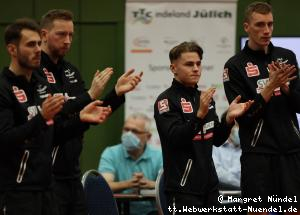 Florian Cnudde, Robin Devos, Kas van Oost und Laurens Tromer feuern Ewout Oostwouder an