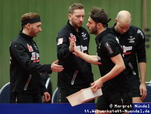 Marc Preuss, Robin Devos und Ewout Oostwouder beraten Florian Cnudde (J&uuml;lich)