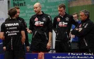 Robin Devos, Ewout Oostwouder, Laurens Tromer und Miro Broda beraten Florian Cnudde (J&uuml;lich)