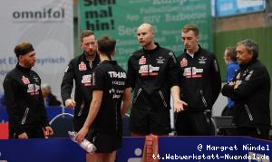 Marc Preuss, Robin Devos, Ewout Oostwouder, Laurens Tromer und Miro Broda beraten Florian Cnudde (J&uuml;lich)