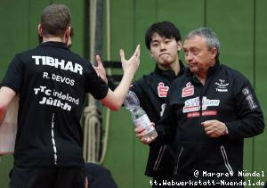 Hiromu Kobayashi und Miro Broda beraten Robin Devos (J&uuml;lich)