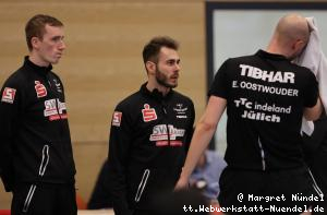 Laurens Tromer, Florian Cnudde beraten Ewout Oostwouder (J&uuml;lich)
