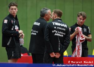 Barry Berben, Miro Broda und Marc Preuss beraten Kas van Oost (J&uuml;lich)