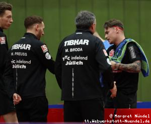Barry Berben, Marc Preuss und Miro Broda beraten Kas van Oost (J&uuml;lich)