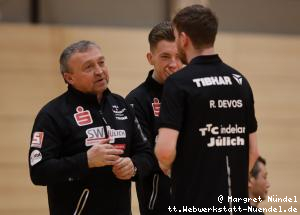 Miro Broda und Barry Berben beraten Robin Devos (J&uuml;lich)