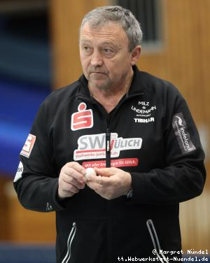 Miro Broda testet die B&auml;lle (J&uuml;lich)
