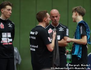 Barry Berben und Guido Dickmeis beraten Manuel Prohaska/Marc Preuss (J&uuml;lich)
