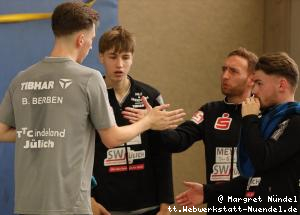 Manuel Prohaska, Marc Preuss und Kas van Oost beraten Barry Berben (J&uuml;lich)