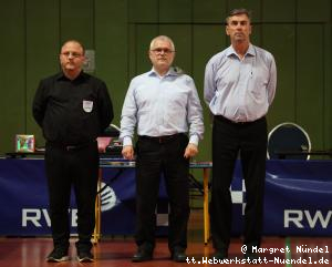 die Schiedsrichter Ertan Ilter, Erik Harren, Jürgen Wernerus