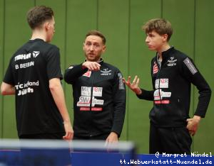 Marc Preuss und Manuel Prohaska beraten Barry Berben (J&uuml;lich)