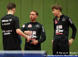 Marc Preuss und Manuel Prohaska beraten Barry Berben (J&uuml;lich)