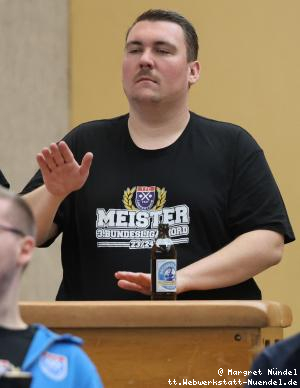 Fan nutzt Kasten als Trommel