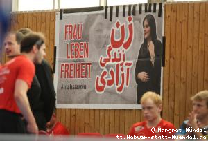Plakat, welches an die Kurdin Jina Mahsa Amini erinnert, die am 16. September 2022 unter ungekl&auml;rten Umst&auml;nden im Polizei-Gewahrsam in Teheran ums Leben kam