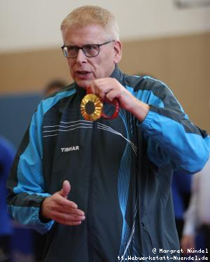 Pr&auml;sident Mike K&uuml;ven zeigt die Goldmedaille