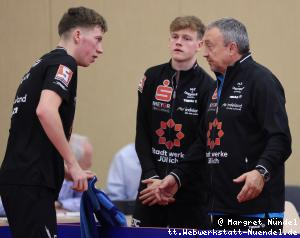 Laurens Devos und Miro Broda beraten Barry Berben (J&uuml;lich)